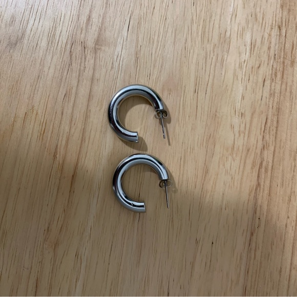 Jewelry - Nominal chunky hoop earrings